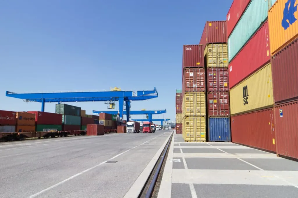 Containerterminal als Symbol für Digitalisierung in der Transportlogistik